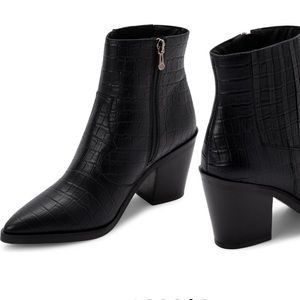 Blondo Que Waterproof Bootie 🖤🐊